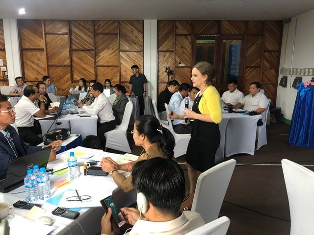 Rosalind Cornforth presenting in the Lao workshop